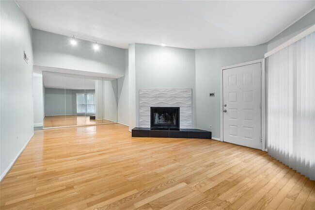 Foto del edificio - 3100 Walnut Bend Ln