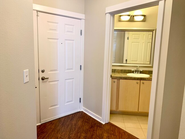 Foto del edificio - Beautiful corner unit. 3 bedrooms, 2.5 bat...