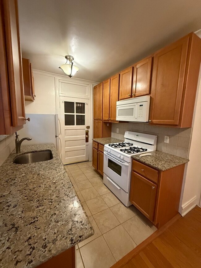 Building Photo - 2044 W Farragut Ave