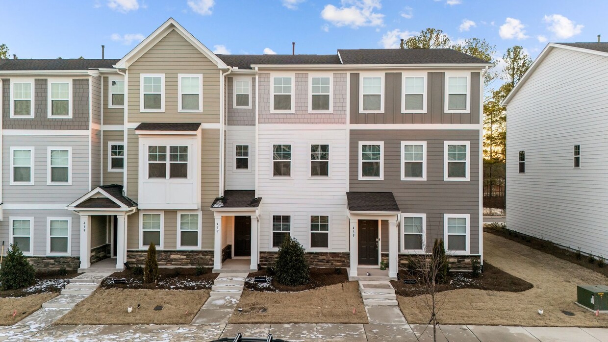 Foto principal - Stunning 3 bedroom 3 bath Townhome in Apex