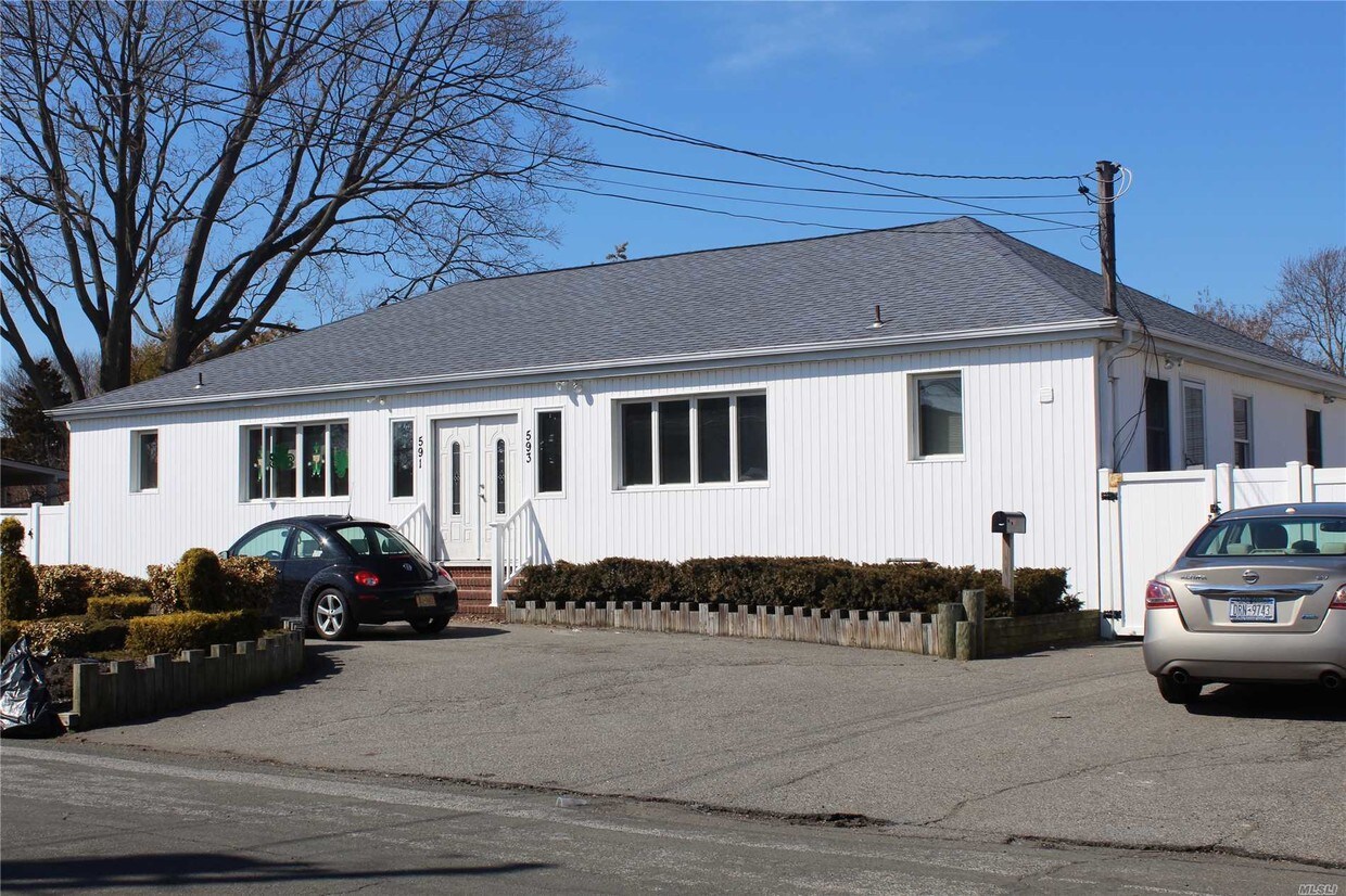 Primary Photo - 593 Greenlawn Terrace
