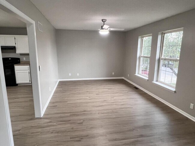 Building Photo - 1215 Susan Cir
