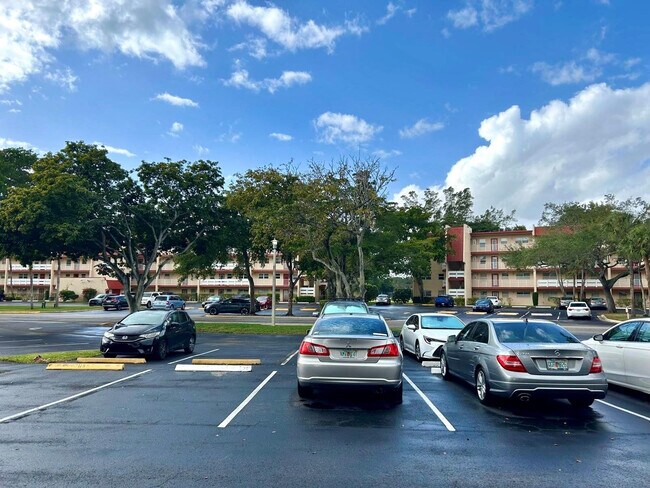 Foto del edificio - 1050 Country Club Dr