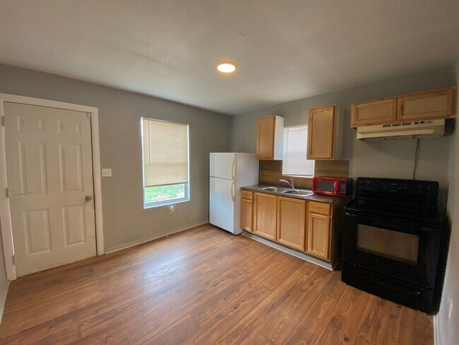 Foto del edificio - 2 Bed 1 Bath Now Available