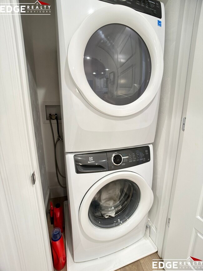 Building Photo - 146 W 8th St