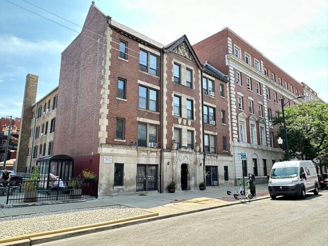 Building Photo - 3345 N Marshfield Ave