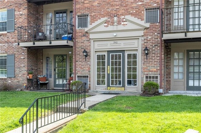 Building Photo - 940 Adam Dr