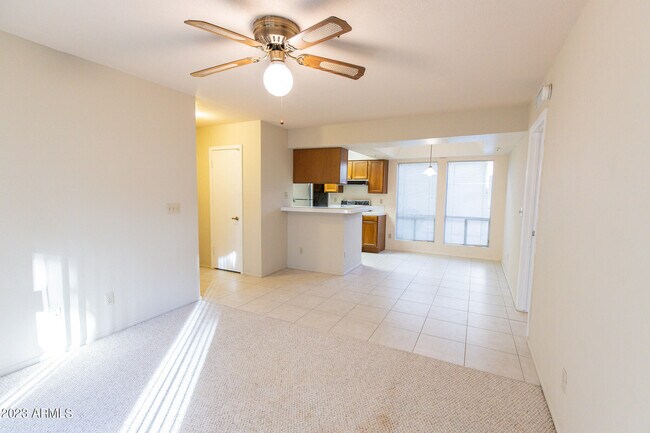 Foto del edificio - 10610 S 48th St