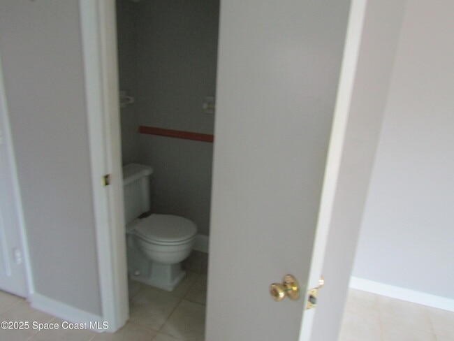Building Photo - 910 S Colonial Ct