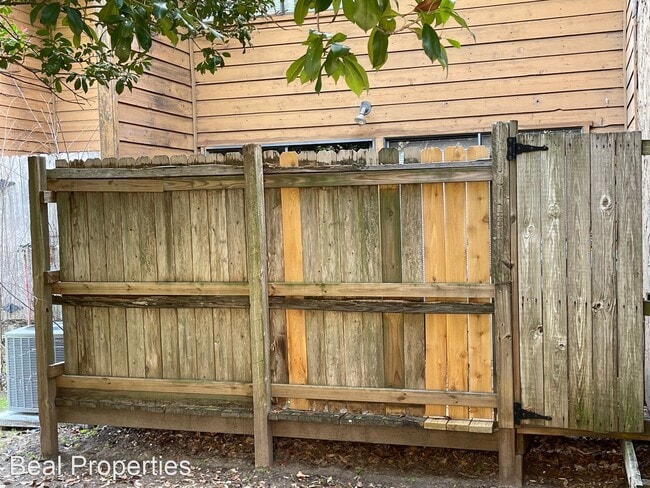 Building Photo - 2 br, 1 bath House - 4345 Carter Creek Pkw...