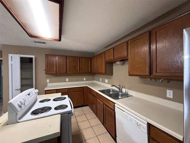 Building Photo - 13218 Avonshire Dr