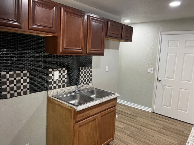 Foto del edificio - 2 Bed 1 Bath Newly Remodeled Home in Midwe...