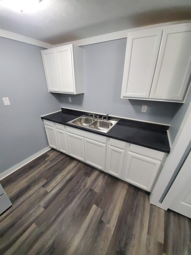 Building Photo - 107 S Church St