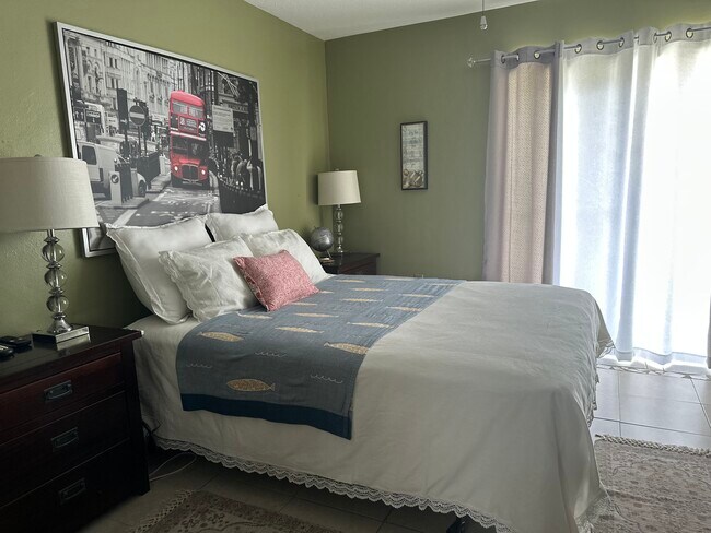 Foto del edificio - 1655 S Highland Ave