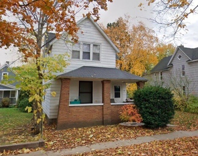 Building Photo - West Side 3BR Upper