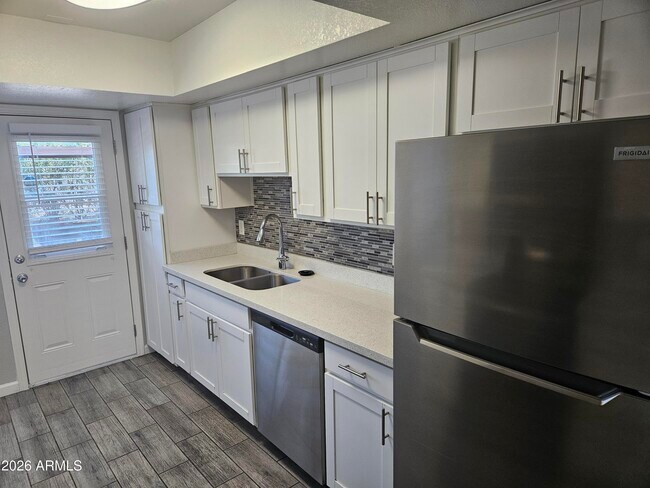 Foto del edificio - 3818 E Earll Dr
