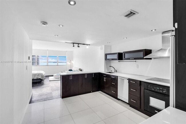 Building Photo - 801 Brickell Bay Dr