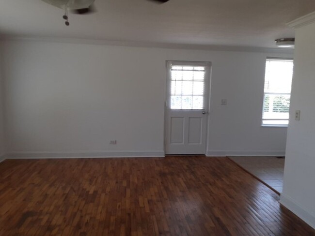 Building Photo - Duplex located in the heart of Oak Ridge. ...