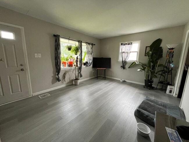 Foto del edificio - A newly remodeled 2-bedroom, 1-bathroom ranch home with central air and gas heat in a fantastic l...