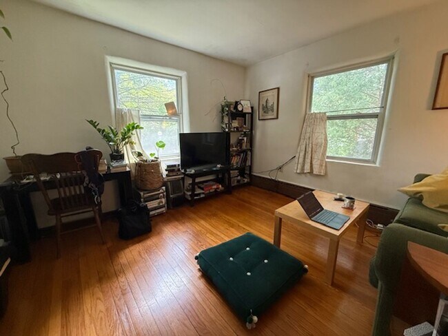 Foto del edificio - Cozy Urbana Apartment with Hardwood Floors Near Downtown