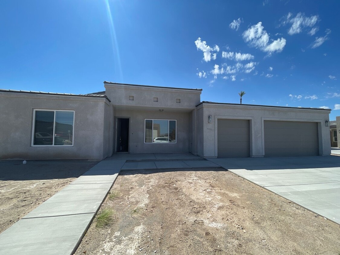 BRAND NEW RAVINES HOME WITH SPECTACULAR VI... House Rental in Yuma
