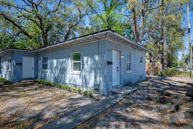 Building Photo - 1652 Myrtle Ave N