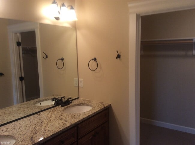 Building Photo - 3 br, 2.5 bath Townhome - 231 North 33rd C...