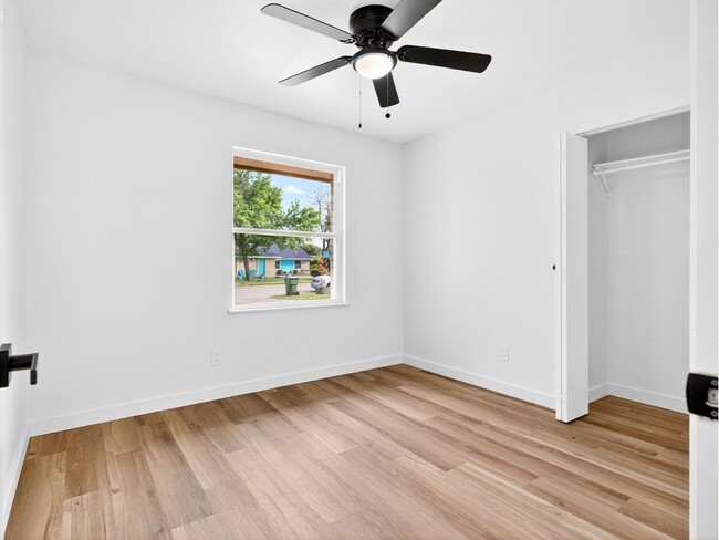 Foto del edificio - 709 Brookview Dr