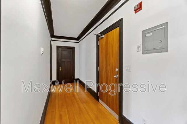 Building Photo - 9955-9114 114 St NW