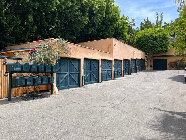 Building Photo - 1954 Hillcrest Rd