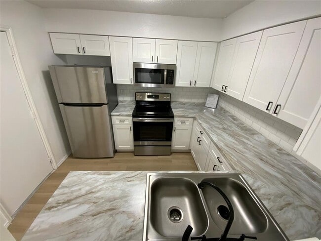 Building Photo - 9524 Woodvale Dr