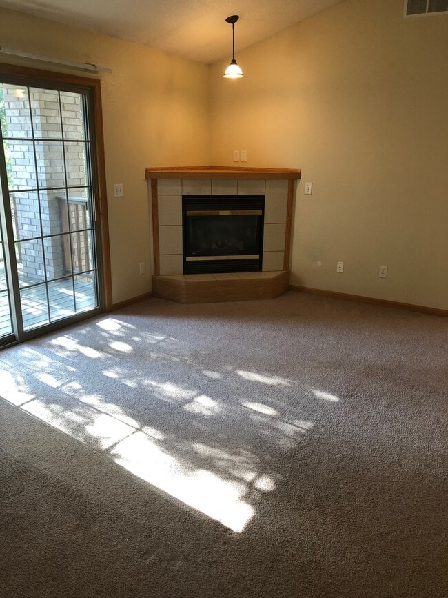 Building Photo - Nice 2br Condo in Coralville close to shop...