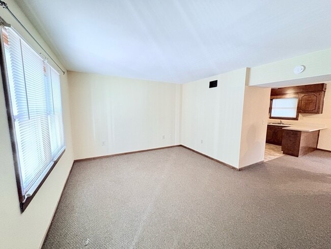 Building Photo - 902 Creekside Dr