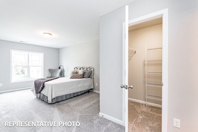 Foto del edificio - 3 Bedroom Triplex in Smithfield!
