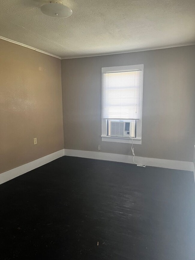 Building Photo - 2 Bedroom 1 Bath house