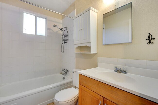 Foto del edificio - 2108 Applewood Rd