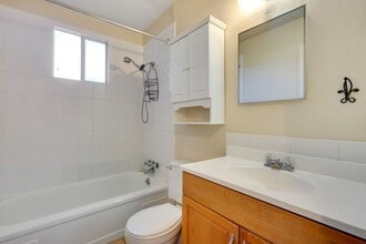 Building Photo - 2108 Applewood Rd