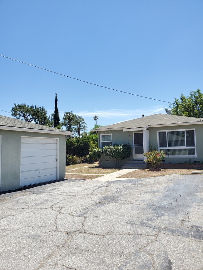 Building Photo - 914 E Mabel Ave