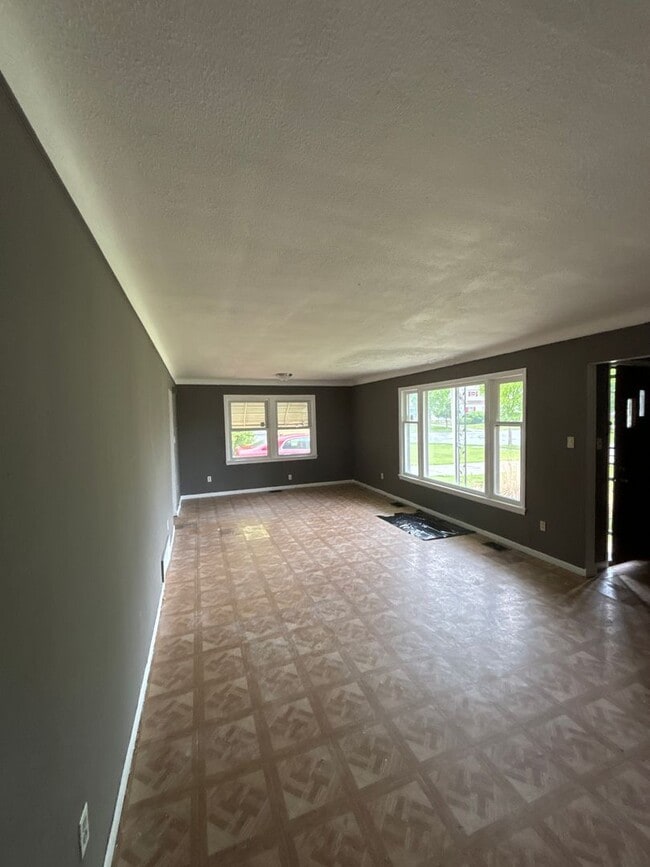 Building Photo - Rarely Available for Immediate Occupancy