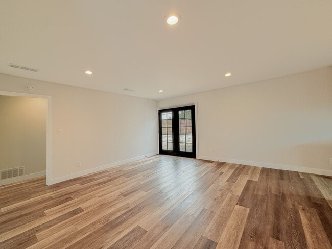 Foto del edificio - Modern 3-Bedroom Home with Private Yard in...