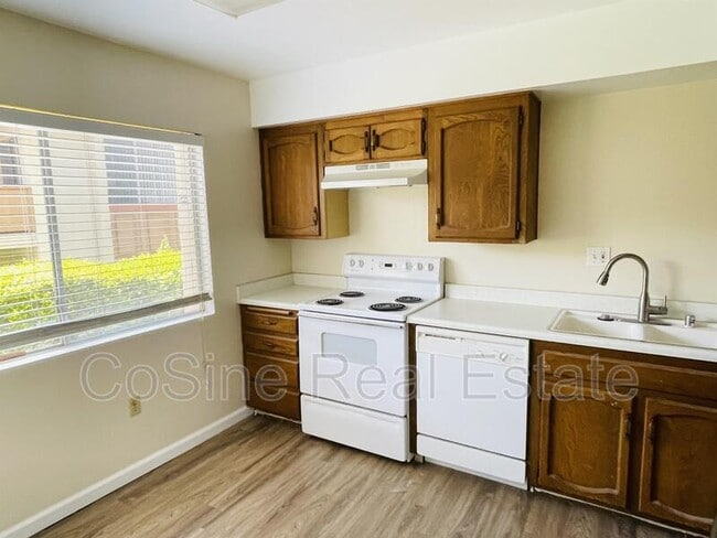 Building Photo - 6856 Hyde Park Dr