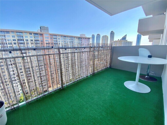 Building Photo - 250 NE 174th St