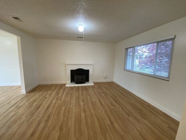 Building Photo - 545 Honker Ln