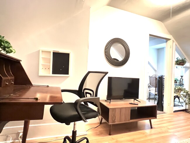 Escritorio y zona de televisión - 613 Birch St