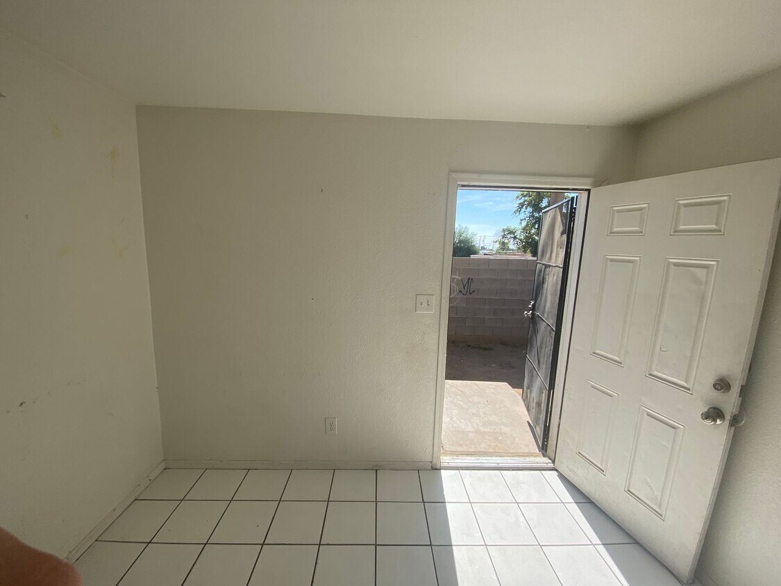 Primary Photo - 1321 W Vogel Ave