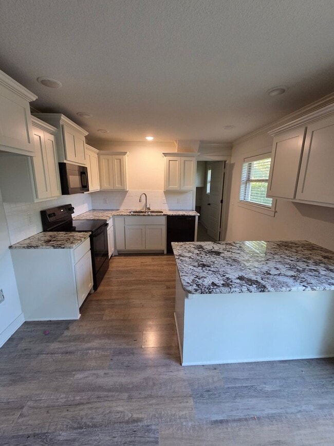 Building Photo - MUST SEE CHARMING HOME!