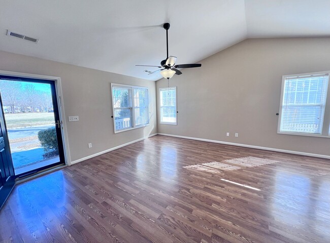 Building Photo - Adorable Cottage in Kinderton Village