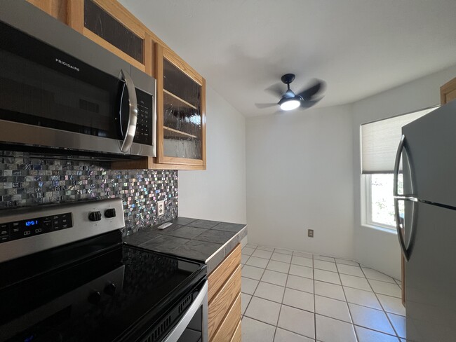Cocina recientemente actualizada con elegante protector contra salpicaduras. - 5675 N Camino Esplendora