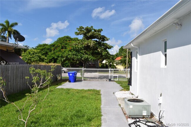 Building Photo - 785 SW 21st Rd