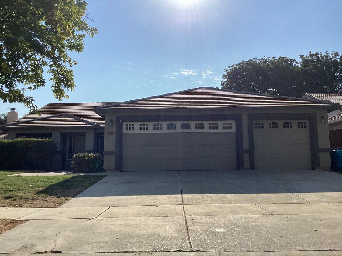 Primary Photo - 4 Bd 2 bath